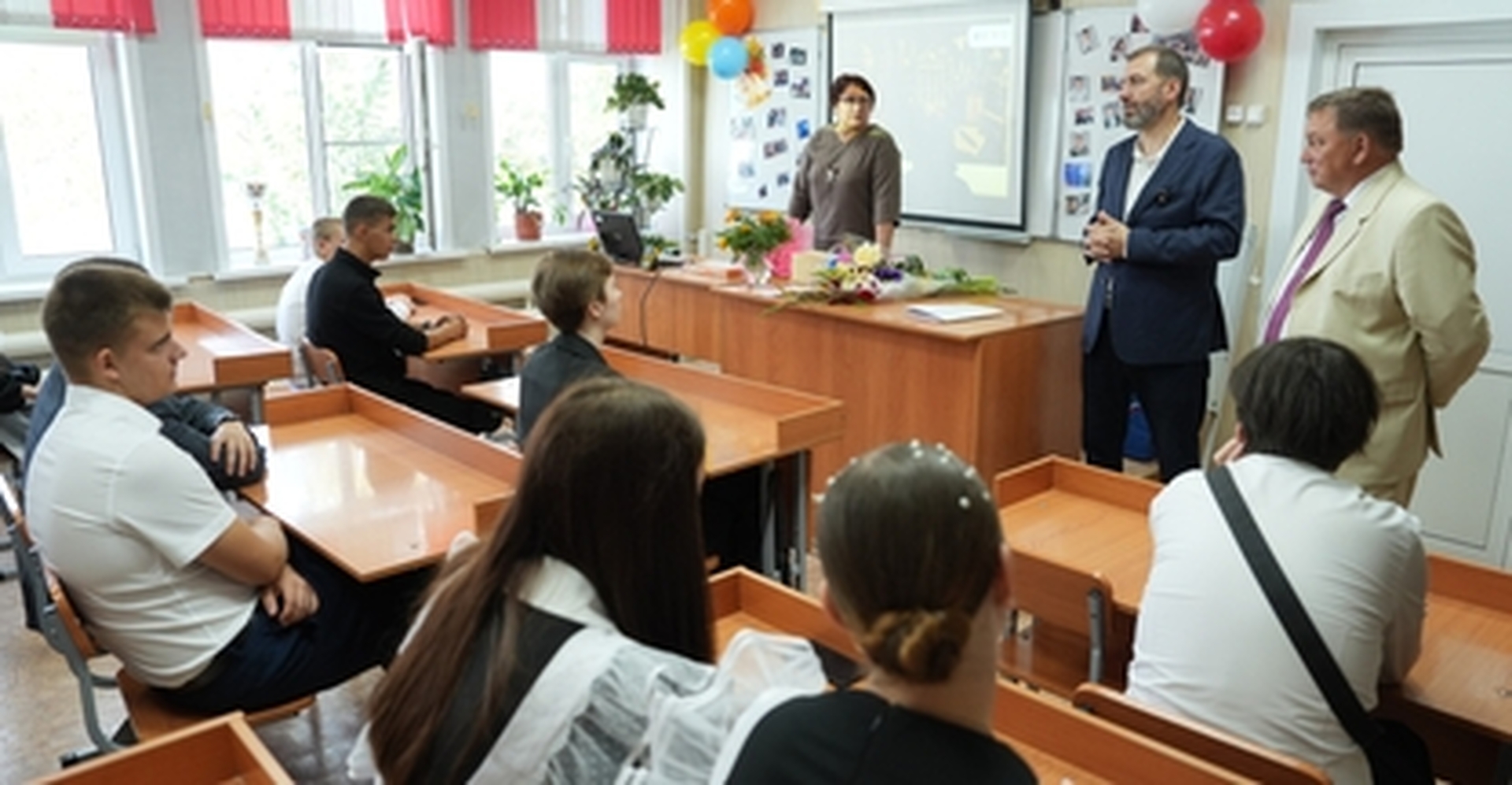 Александр Ведерников провёл урок для 11-классников в Усолськом районе