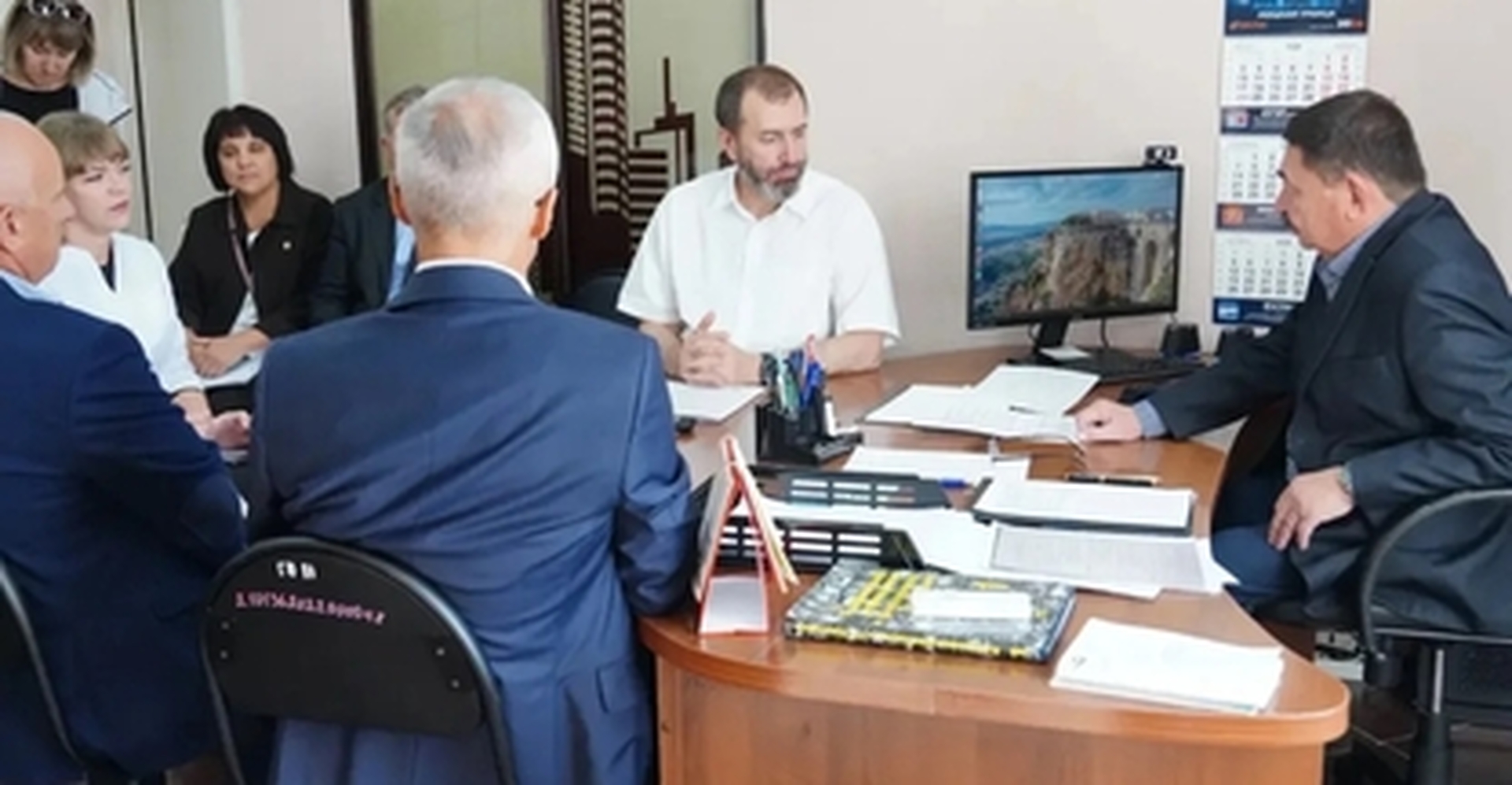 Александр Ведерников проверил организацию диспансеризации участников СВО в Свирске