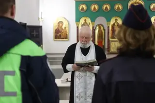 Священник освятил самые аварийные участки дорог в Братске и Братском районе