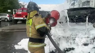 Внедорожник загорелся на улице Холоднова в Братске [ВИДЕО]