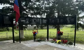 Мемориал в селе Кобляково Братского района дополнили плитами с портретами героев СВО