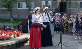 В День семьи, любви и верности братчане читали стихи, пели и мастерили обереги