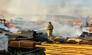 В селе Хомутово под Иркутском потушили пожар на пилораме площадью 2000 кв. м