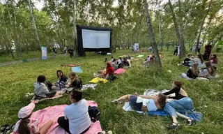 Для «Кинотеатра на траве» в Братске закупили новые экран и проектор по инициативному проекту