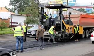 На улице Янгеля в Братске начали укладывать новый асфальт