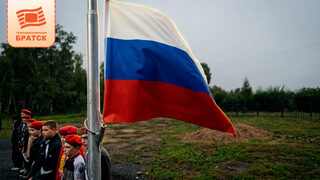 Равнение на флаг: как в жилом районе Порожский Братска прошел день настоящих патриотов