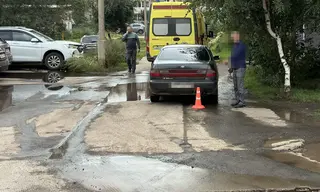 74-летняя жительница Вихоревки попала в больницу после наезда автомобиля во дворе