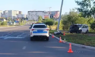 В Братске внедорожник врезался в столб, а на перекрёстке столкнулись грузовик и легковая иномарка 