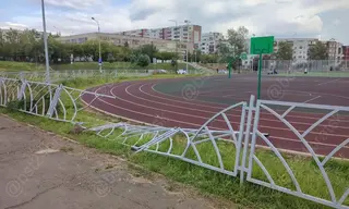 На века строить не получается: на стадионе «Космос» в Братске сломали забор 