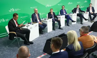Экономика с выносливостью верблюда: о чем спорят экономисты с Центробанком и при чём тут платёжки за свет