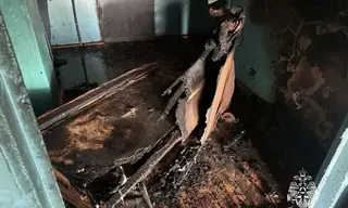 Подростки в Тулуне подожгли диван на лестничной площадке – пострадал один из жильцов 