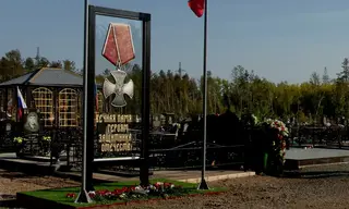 Стелу в память о погибших участниках СВО открыли на ветеранском кладбище Братска 