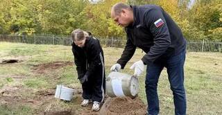 Более 100 саженцев высадили участники акции по озеленению территории у школы №43 в Братске