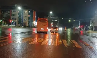 В центре Братска автобус и легковушка наехали на пешехода