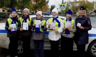 Забота о старших: школьники и ГАИ напомнили пожилым братчанам о безопасности на дорогах