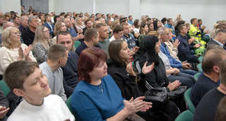 ЦВЕТЫ, УЛЫБКИ, ПОЗДРАВЛЕНИЯ, АПЛОДИСМЕНТЫ