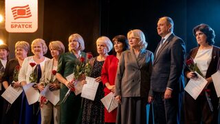Погрузились в детство и были счастливы от поздравлений! Как в Братске отметили День учителя