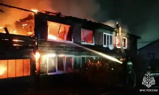 В Усть-Илимске из-за проводки сгорела деревянная двухэтажка. Погибла женщина
