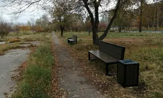 На бульваре Космонавтов в Братске установили 10 лавочек и урн