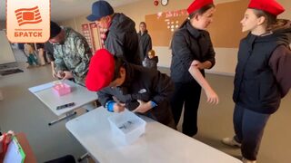 «Отцы вместе с бойцами»: в честь пап в школе жилого района Порожский организовали традиционный праздник