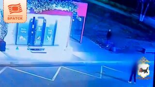 Школьники разбили стекло остановочного павильона в Братске