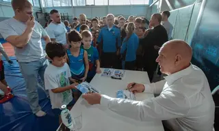 Борец Александр Карелин встретился с ребятами в Центре единоборств в Красноярске