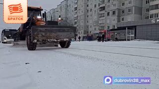 Со снежными завалами в Братске борются почти 140 рабочих дорожной службы и спецтехника